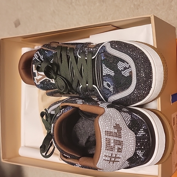 Louis Vuitton Authentic Sneaker - Picture 2 of 5